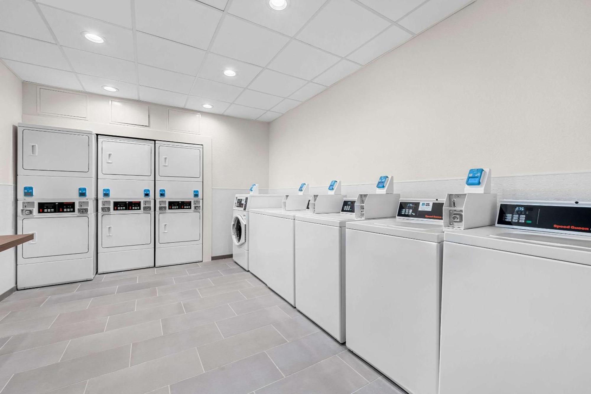 Everhome Suites Fayetteville Near Fort Bragg エクステリア 写真