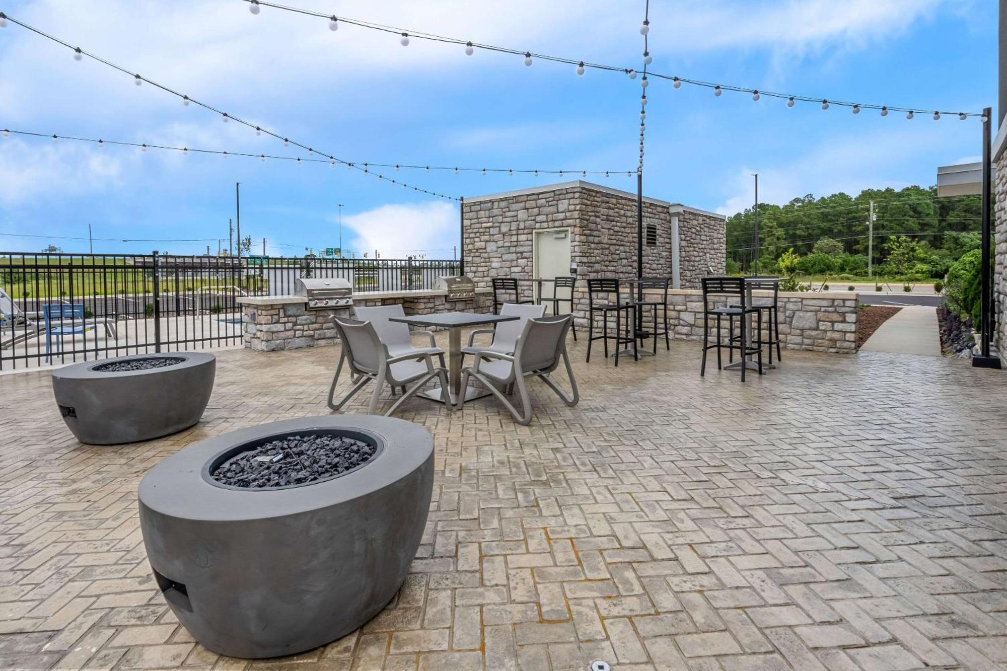Everhome Suites Fayetteville Near Fort Bragg エクステリア 写真